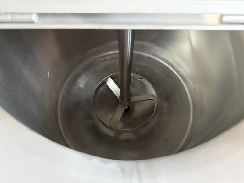 Egg white mixing tank