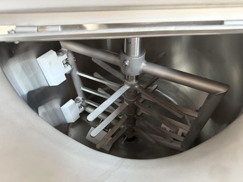 Egg yolk mixing tank