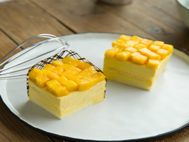 Mango mousse cake