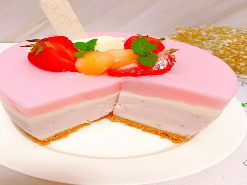 Strawberry mousse cake